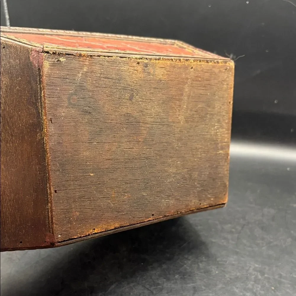 Vintage wood box with leaf design